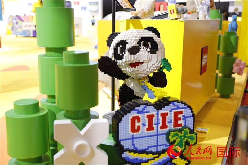 Des objets exposés colorés à la 6e Exposition internationale d'importation de la Chine (CIIE)
