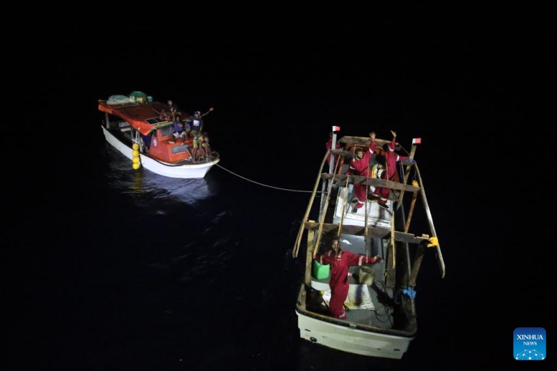Un brise-glace chinois sauve un bateau de pêche dans le sud-ouest du Pacifique
