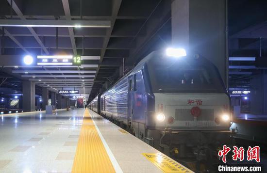 Le train touristique spécial Y421 a quitté la gare de Fengtai à Beijing le 13 novembre 2023 à 2h02. (Jia Tianyong / China News Service)