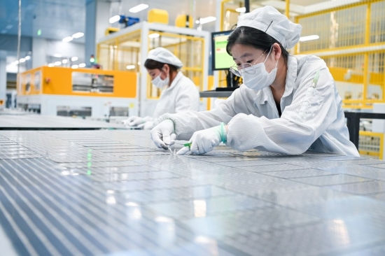 Deux ouvrières travaillent dans une usine d'une société de technologies photovoltaïques à Yancheng, dans la province chinoise du Jiangsu, le 6 septembre 2023. (Photo :  Li Bo)
