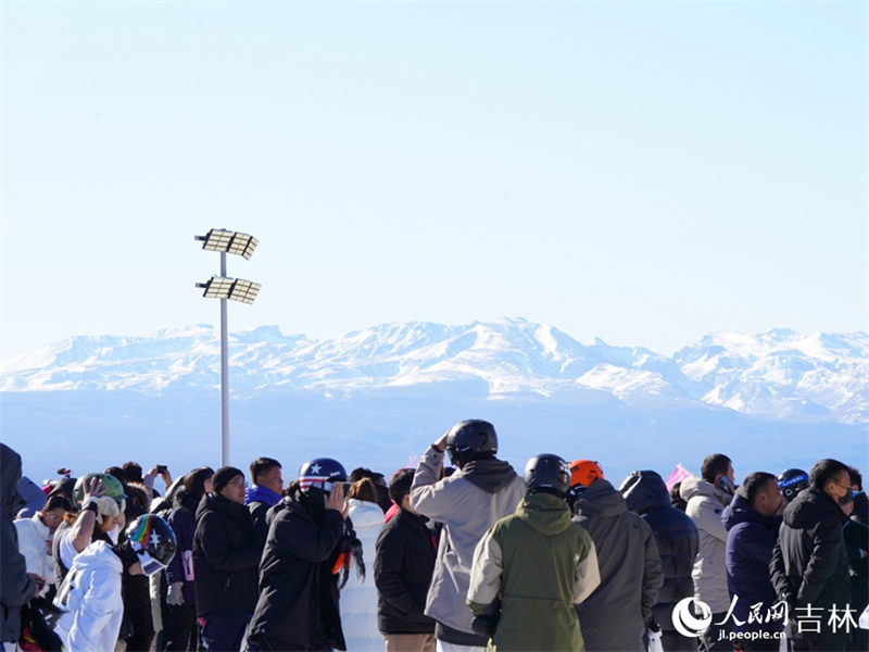 Jilin : les amateurs de ski se rassemblent sur le mont Changbai