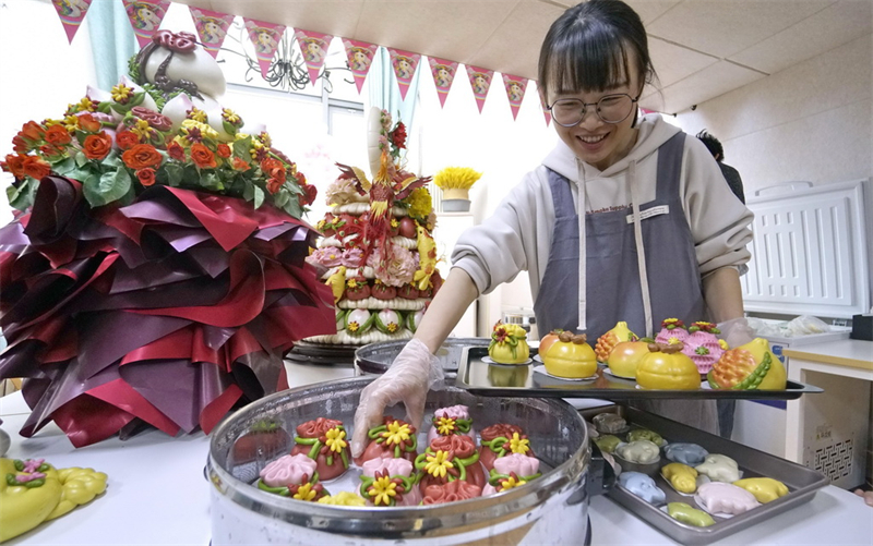 Shandong : la sculpture en pâte entre sur le marché