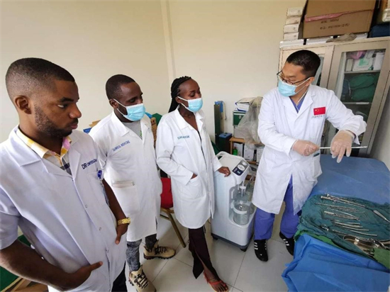Des médecins de l'équipe médicale chinoise forment des obstétriciens et gynécologues rwandais. (Photo fournie par le 23e groupe d'équipes d'aide médicale chinoise au Rwanda)