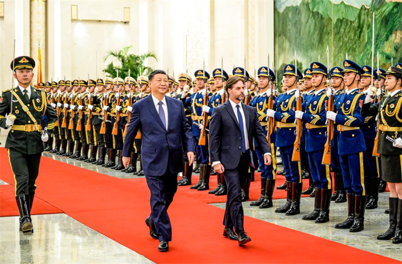 Xi Jinping et le président uruguayen s'entretiennent et élèvent les relations bilatérales au rang de partenariat stratégique global