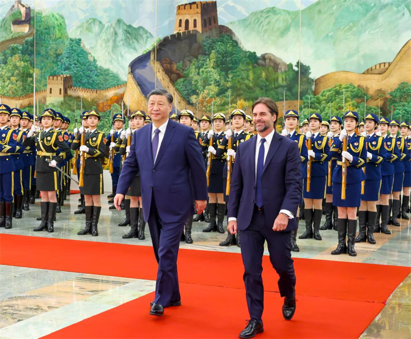 Xi Jinping et le président uruguayen s'entretiennent et élèvent les relations bilatérales au rang de partenariat stratégique global