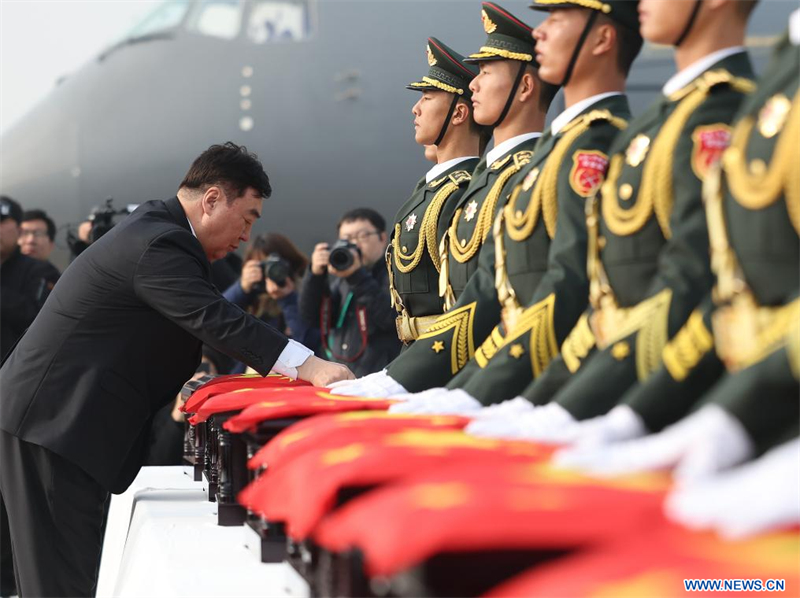 La Chine et la République de Corée organisent une cérémonie de transfert des dépouilles de 25 soldats chinois tués pendant la guerre de Corée