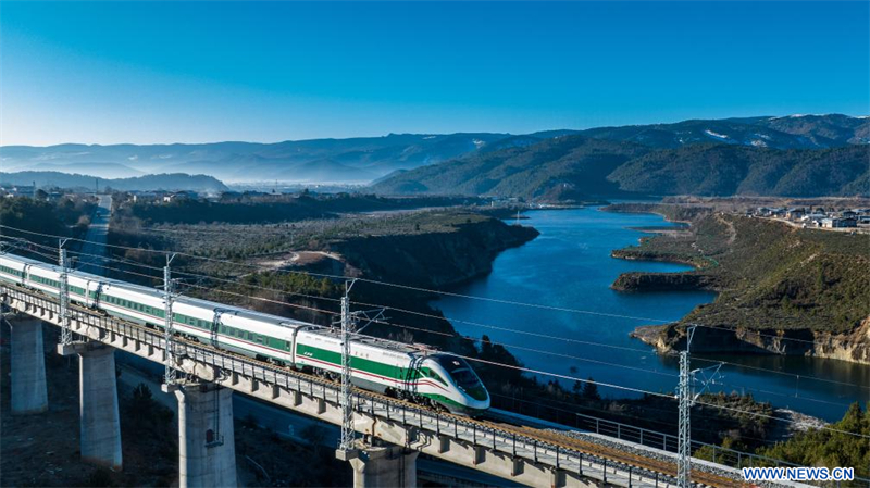 Mise en service d'une nouvelle ligne ferroviaire reliant Lijiang à Shangri-la dans le sud-ouest de la Chine