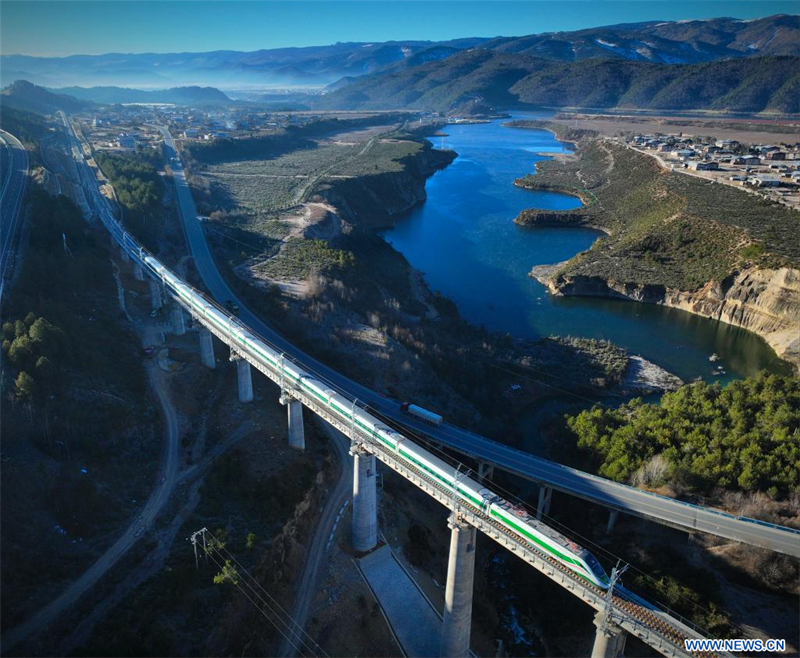 Mise en service d'une nouvelle ligne ferroviaire reliant Lijiang à Shangri-la dans le sud-ouest de la Chine