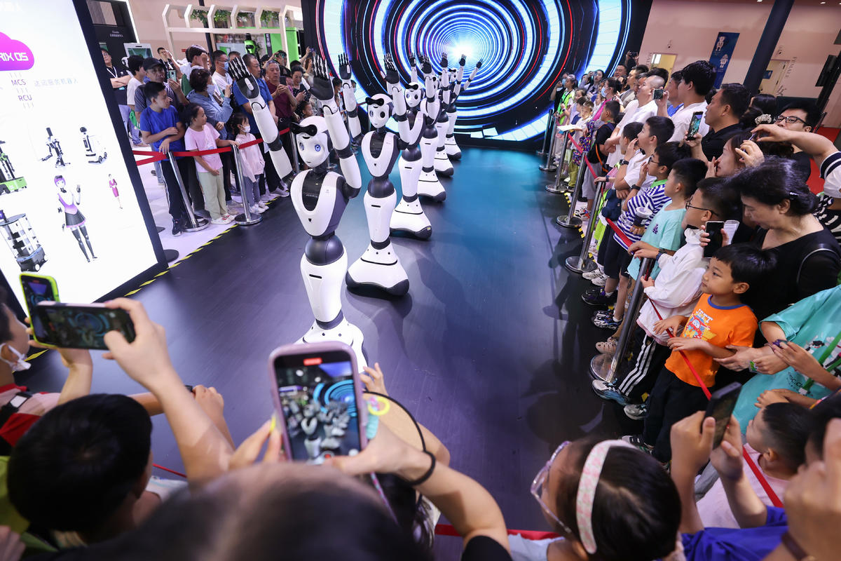 Des robots dansent lors de l'Exposition mondiale des robots 2023, le 21 août 2023 à Beijing. (Chen Xiaogen / Vip.people.com.cn)