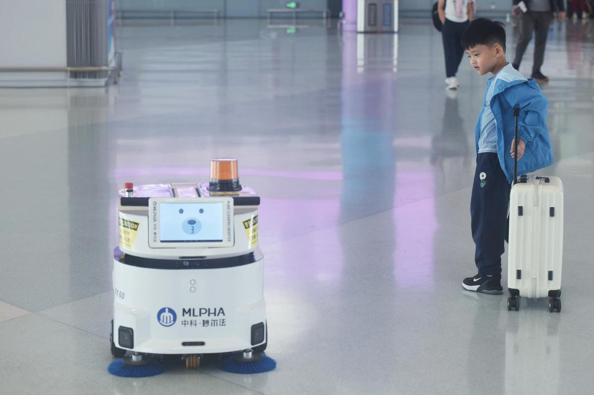 Un robot nettoie le sol dans une salle d'attente de l'aéroport international de Hangzhou Xiaoshan, dans la province du Zhejiang (est de la Chine). (Long Wei / Le Quotidien du Peuple en ligne)