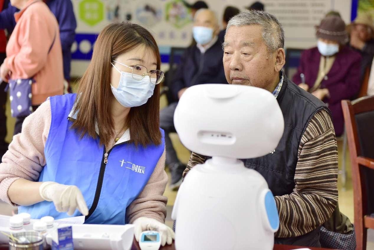 Un robot effectue des examens de santé pour les résidents âgés du quartier de Weilou, dans le canton de Jinggang, à Hefei, capitale de la province de l'Anhui (est de la Chine). (Hu Zhaoqun / Vip.people.com.cn)