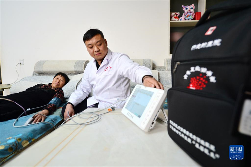 Hebei : un « hôpital mobile » offre un accès au traitement à la population de Handan