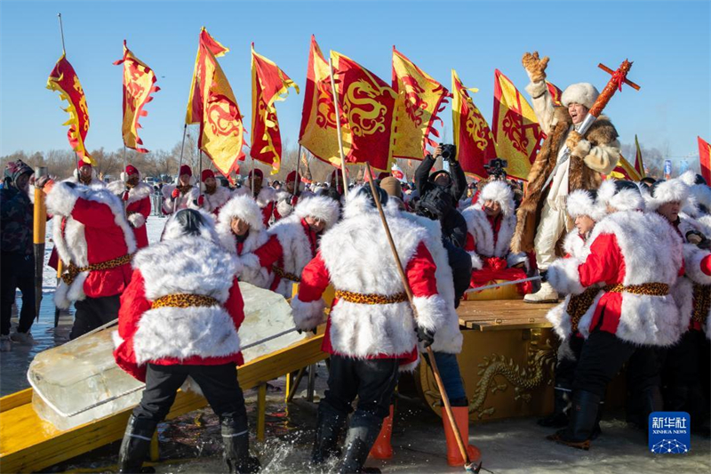 Coup d'envoi du festival de la récolte de la glace à Harbin