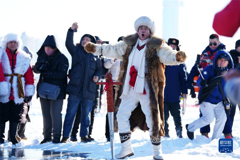 Coup d'envoi du festival de la récolte de la glace à Harbin