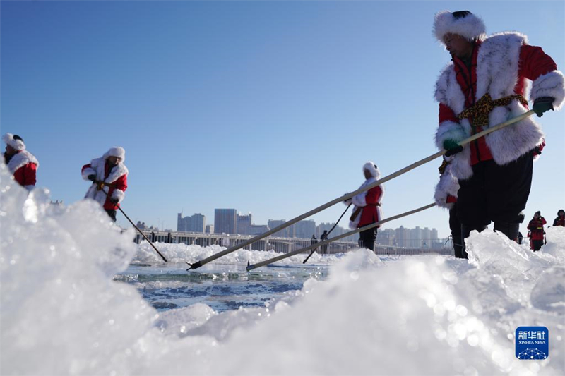 Coup d'envoi du festival de la récolte de la glace à Harbin