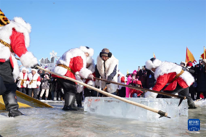 Coup d'envoi du festival de la récolte de la glace à Harbin