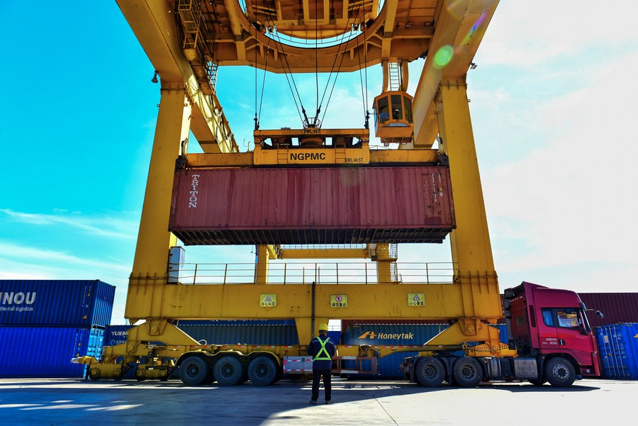 Une grue dans le centre de transfert de fret de la gare de Horgos, à Horgos, dans la région autonome ouïgoure du Xinjiang, dans le nord-ouest de la Chine, le 6 septembre 2023. (Photo : Zhao Ge)