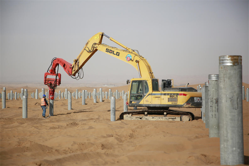 La construction d'une centrale photovoltaïque dans le désert de Tengger bat son plein