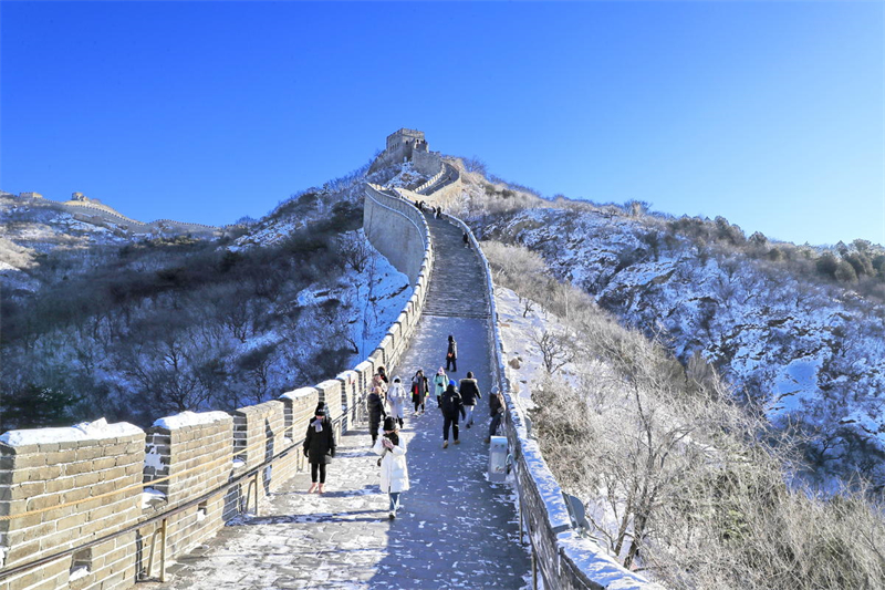 La section de Badaling de la Grande Muraille se teint de blanc