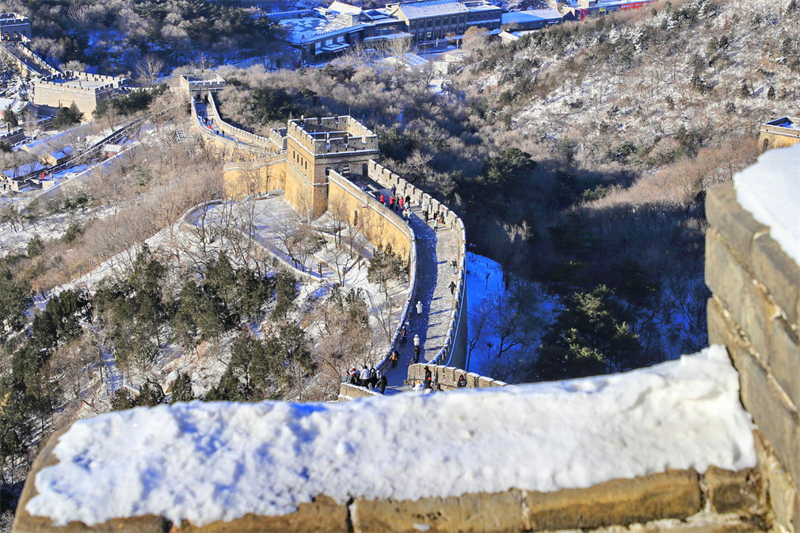 La section de Badaling de la Grande Muraille se teint de blanc
