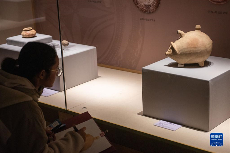 Ningxia : les enfants dessinent des objets anciens au musée