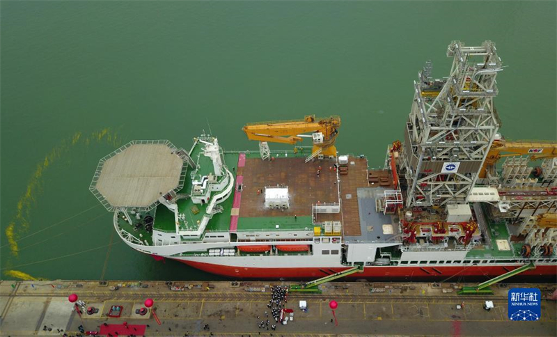 Le premier navire de forage en haute mer chinois « Mengxiang » entame un voyage d'essai