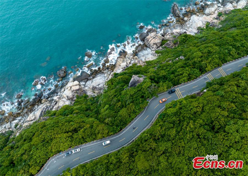 Vue de la section de la baie d'Eman à Danzhou de l'autoroute côtière panoramique, située dans la province de Hainan (sud de la Chine). (Luo Yunzhou / China News Service)