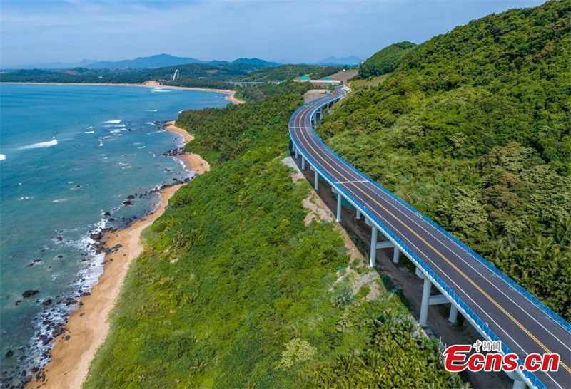 Ouverture complète à la circulation de l'autoroute de 988 kilomètres à Hainan