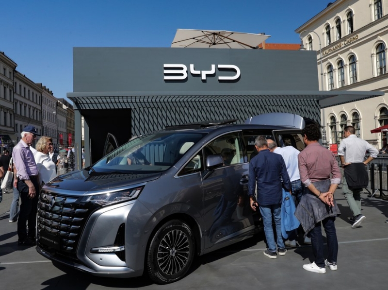 Des visiteurs visitent le stand BYD au Salon international de l'automobile 2023, officiellement connu sous le nom d'IAA MOBILITY 2023, à Munich, en Allemagne, le 8 septembre 2023. (Zhang Fan / Xinhua)
