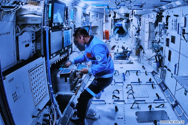 Les membres de l'équipage de Shenzhou-17 effectuent leur première sortie dans l'espace