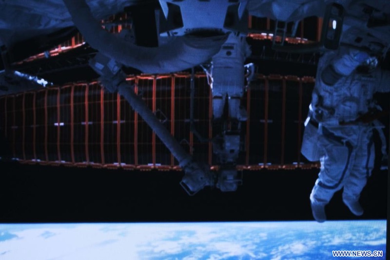 Les membres de l'équipage de Shenzhou-17 effectuent leur première sortie dans l'espace