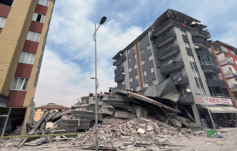 Photo prise le 27 février 2023 montrant des ruines de la ville de Malatya, en Turquie, après le tremblement de terre. (Xinhua/Mustafa Kaya)