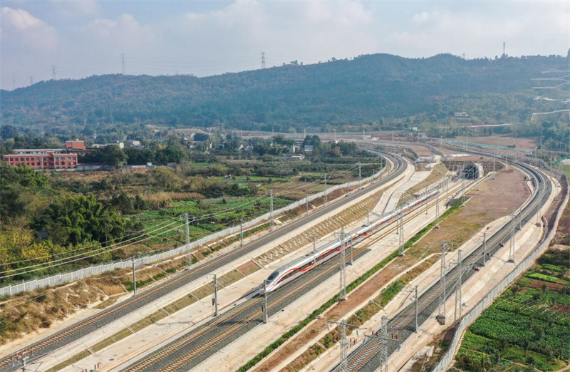 La Chine ouvre une nouvelle ligne ferroviaire à grande vitesse reliant Chengdu à Yibin