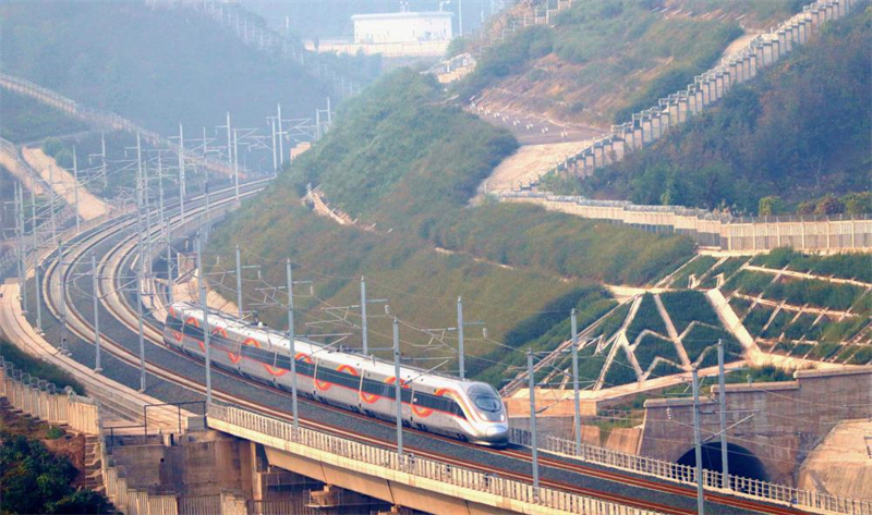 La Chine ouvre une nouvelle ligne ferroviaire à grande vitesse reliant Chengdu à Yibin