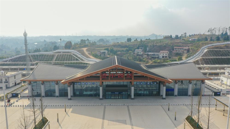 La Chine ouvre une nouvelle ligne ferroviaire à grande vitesse reliant Chengdu à Yibin
