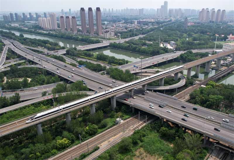Photo aérienne prise le 20 juillet 2023 montrant un train circulant le long de la ligne ferroviaire interurbaine Beijing-Tianjin, dans la zone urbaine de Tianjin (nord de la Chine). (Zhang Chenlin / Xinhua)