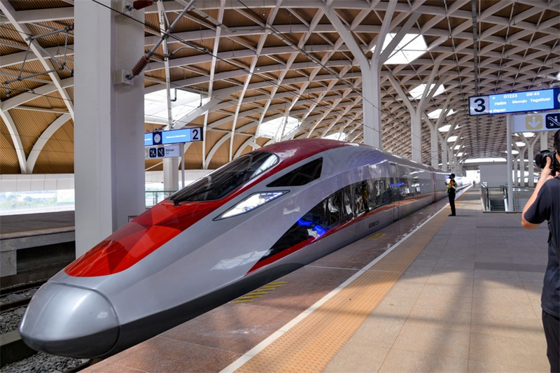 Un train à unités multiples électriques (EMU) de la ligne à grande vitesse Jakarta-Bandung quitte la gare de Halim à Jakarta, capitale de l'Indonésie, le 25 décembre 2023. (Xu Qin / Xinhua)