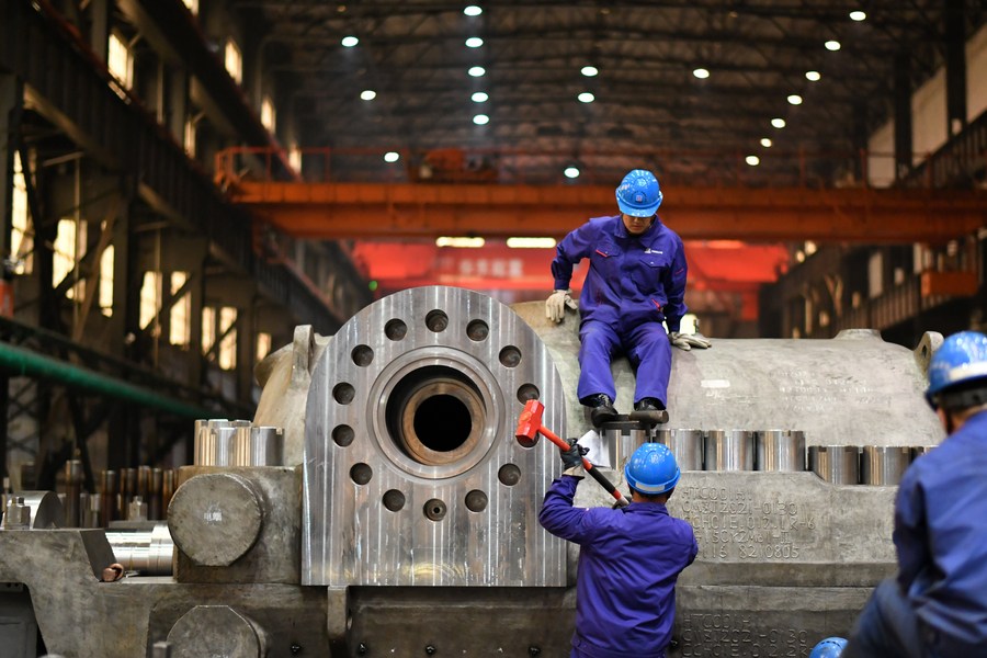 Des ouvriers dans l'entreprise Harbin Turbine Company Limited de Harbin Electric Corporation, à Harbin, capitale de la province chinoise du Heilongjiang (nord-est), le 11 avril 2023. (Photo : Wang Jianwei)