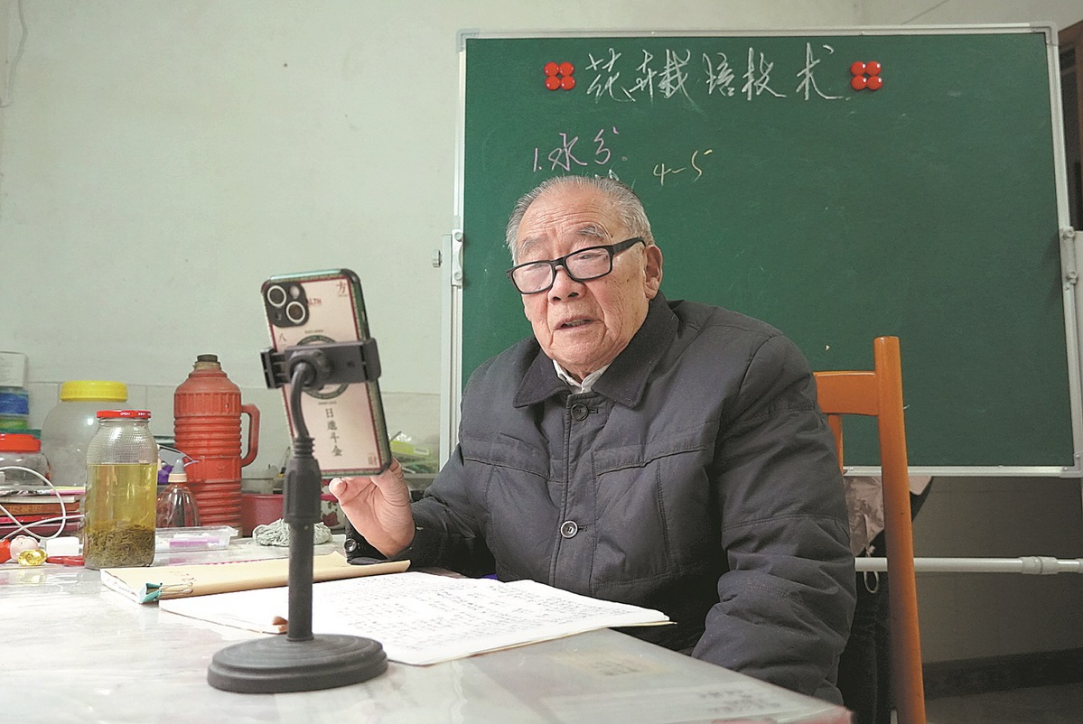 Liang Zhenqing donne un cours en direct chez lui, dans le comté de Hefeng, dans la province du Hubei (centre de la Chine). (Photo / China Daily)