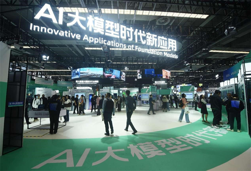 Des visiteurs découvrent les applications des grands modèles d'intelligence artificielle lors de la Conférence Apsara 2023 à Hangzhou, capitale de la province du Zhejiang (est de la Chine), le 31 octobre 2023. (Long Wei / Pic.people.com.cn)