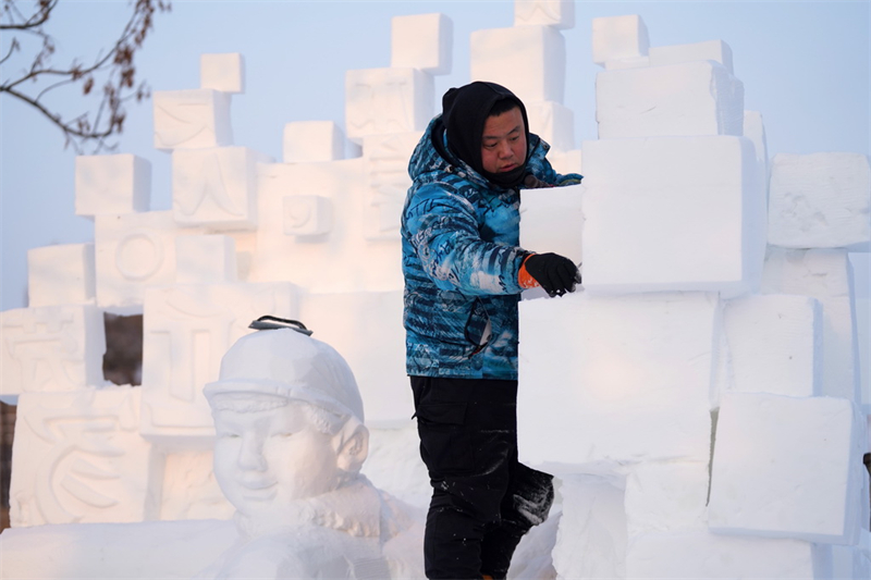 Heilongjiang : les participants créent des sculptures sur neige au 30e Concours national de sculpture sur neige de Harbin