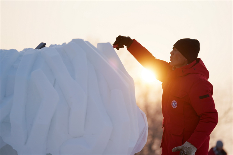 Heilongjiang : les participants créent des sculptures sur neige au 30e Concours national de sculpture sur neige de Harbin