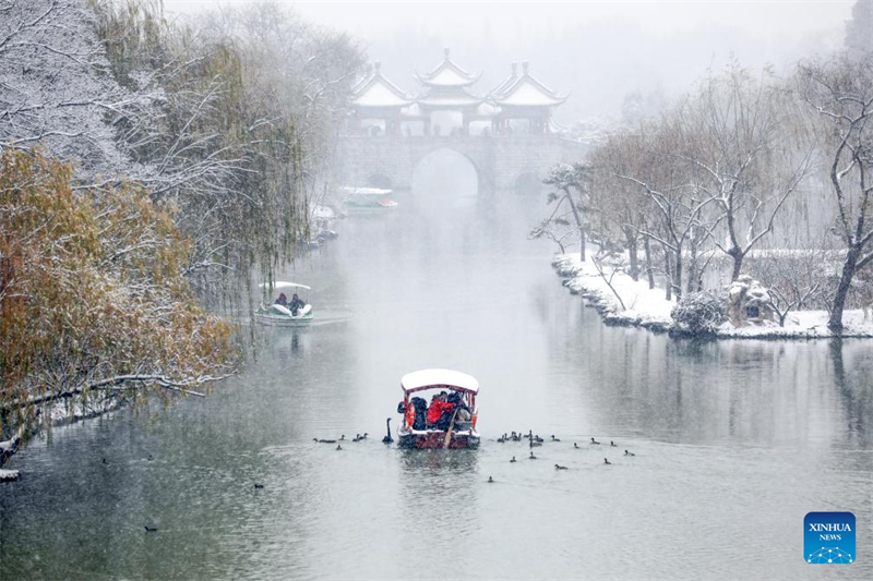 Rendez-vous avec la neige : l'hiver rafraîchit les paysages en Chine