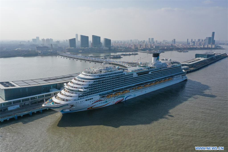 Voyage commercial inaugural du premier grand navire de croisière construit en Chine