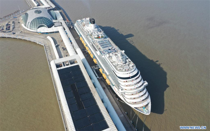 Voyage commercial inaugural du premier grand navire de croisière construit en Chine