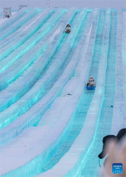 Harbin : un super toboggan sur glace de 521 mètres attire les visiteurs