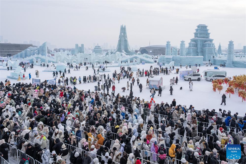 Harbin : un super toboggan sur glace de 521 mètres attire les visiteurs