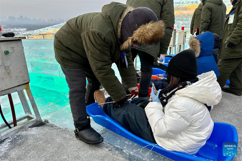 Harbin : un super toboggan sur glace de 521 mètres attire les visiteurs