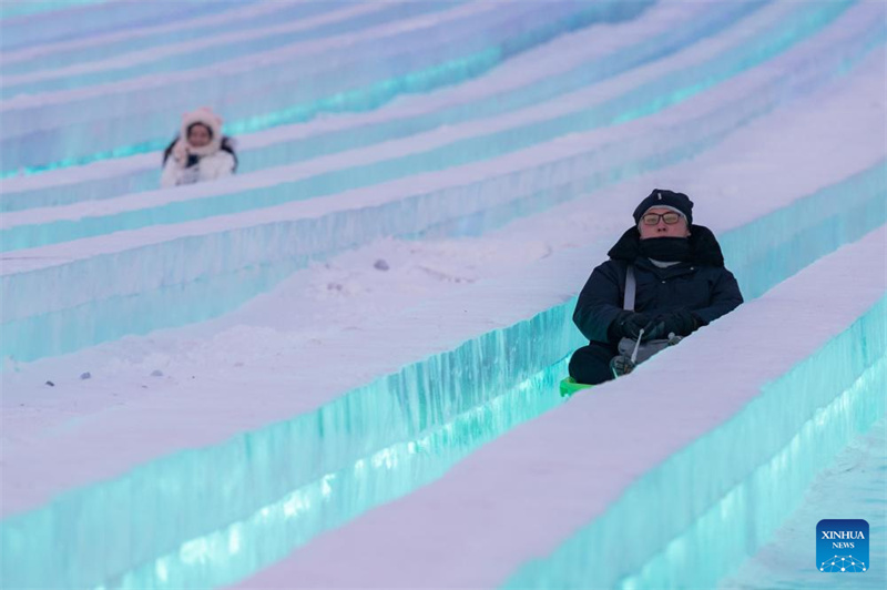 Les touristes découvrent le super toboggan sur glace du Monde de glace et de neige de Harbin, capitale de la province du Heilongjiang (nord-est de la Chine). (Photo prise le 1er janvier avec un drone). (Xie Jianfei / Xinhua)