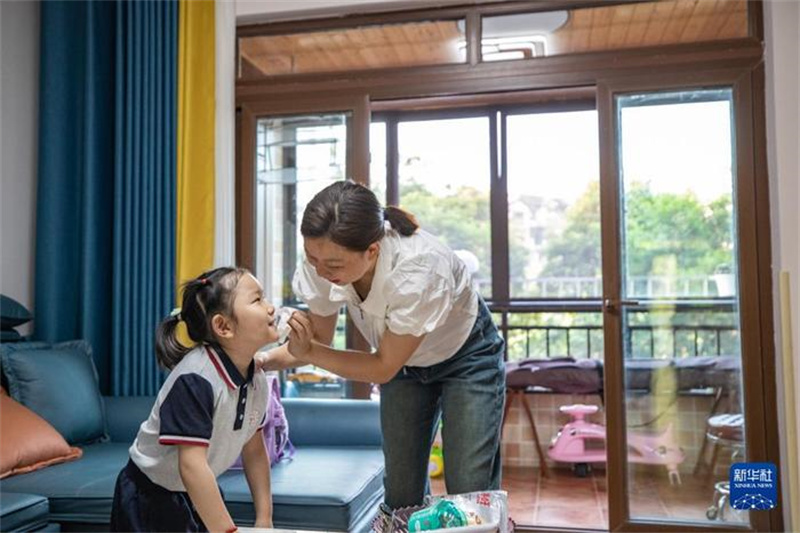 Chongqing : une fillette atteinte de paralysie cérébrale se produit sur scène pour la première fois